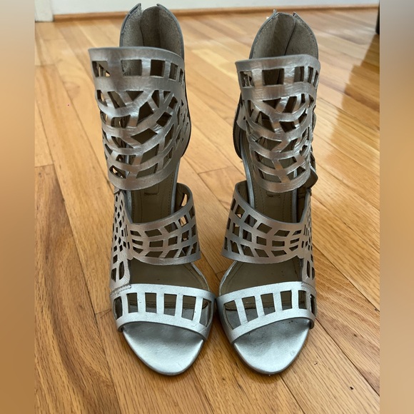 BCBG MAXAZRIA MAVEN LASER-CUT SANDAL SILVER IN SIZE 7.5 - Picture 5 of 13